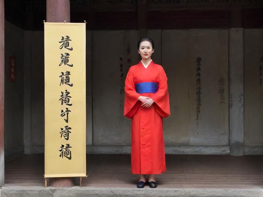 一对年轻男女在温馨咖啡馆里轻松愉快地交谈，脸上带着真诚的笑容