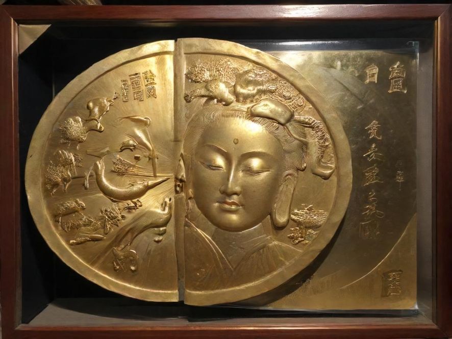 一台正在工作的金属压块机,将废料压缩成整齐的块状