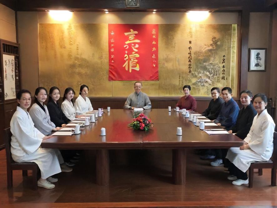 广州丝袜会所内部环境,宽敞明亮,装饰奢华,营造出尊贵的休闲氛围。