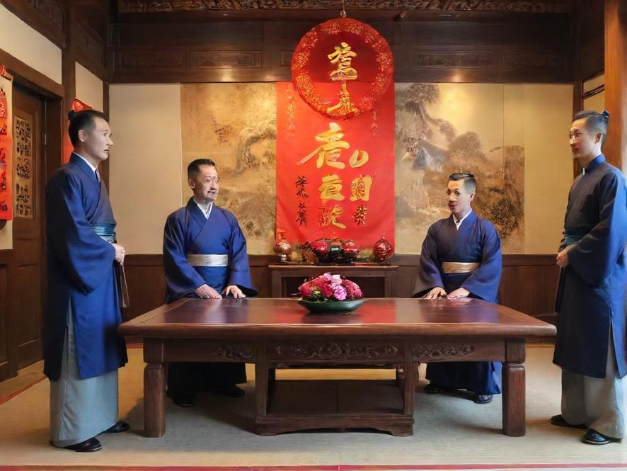 一群人在一个充满活力的室内活动中心进行休闲聚会，大家笑容满面，交流互动。