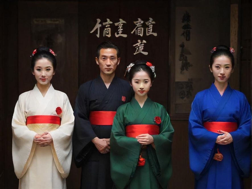 一群年轻人在咖啡馆里轻松愉快地聊天，桌面摆放着咖啡和点心，营造出温馨的交流氛围。